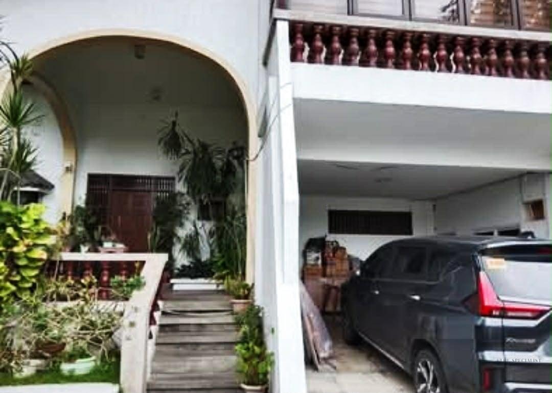 Spacious 6-Bedroom Estate on Flood-Free Lot – Prime Katipunan Location Near Top Schools & Transit - Image 1