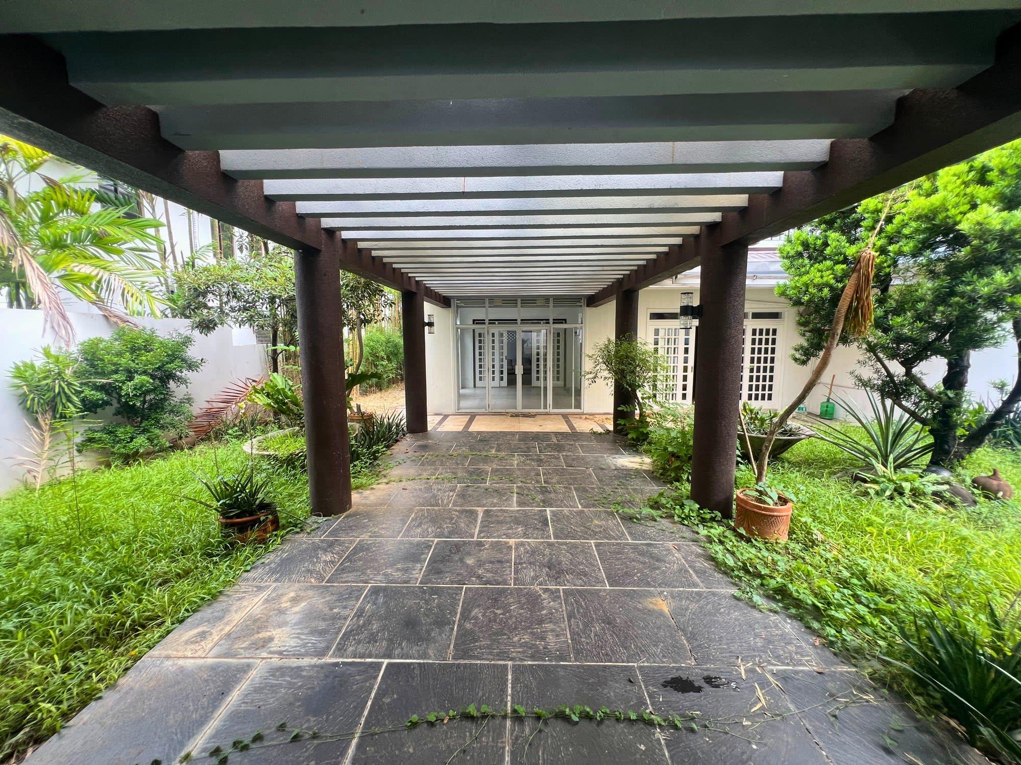 6-Bedroom House in Ayala Alabang for Rent - Image 7