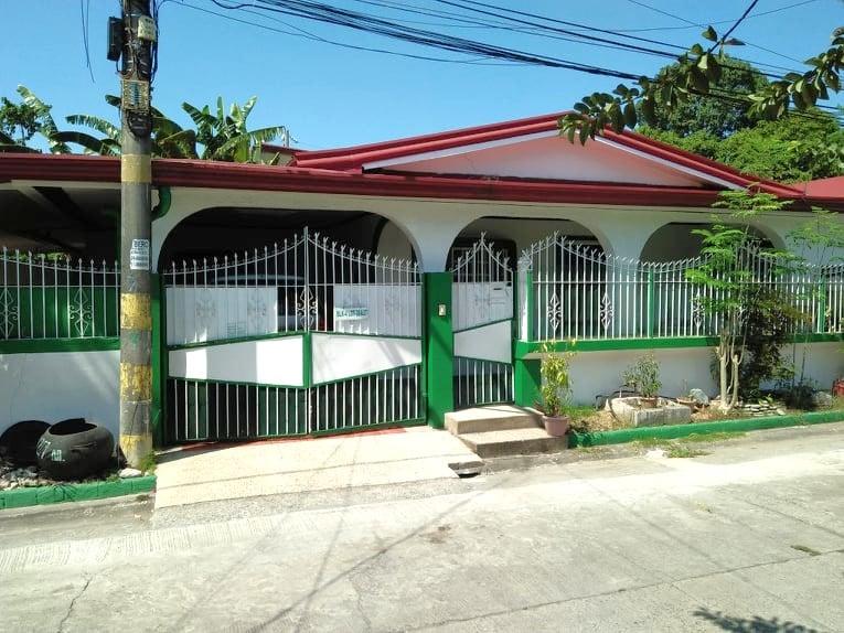 3 Bedroom Bungalow House and Lot for Sale in Pulang Lupa Dos, Las Pinas City - Image 4